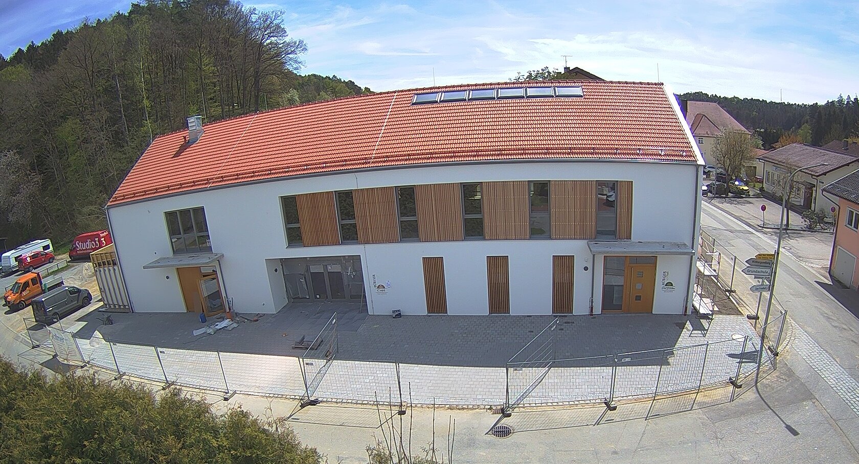 Nachdem die Arbeiten am Gebäude des Bürgerhauses Zeilarn weitestgehend abgeschlossen sind, kann nach Bewilligung der LEADER-Förderung auch die Ausstattung des Saals in Angriff genommen werden (Bild: Gemeinde Zeilarn). 